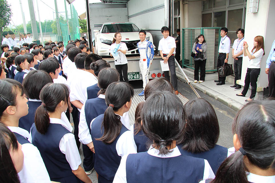 GTドライバーとエンジニアが横浜市内の中学校を訪問。キャリアと環境を語るの画像